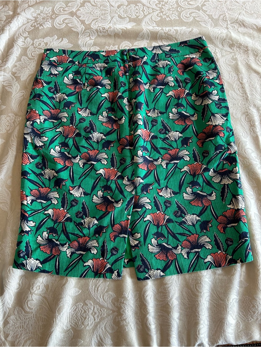 J Crew Floral Green pencil skirt. Hidden zipper small back slit size 8 EUC - Picture 2 of 6